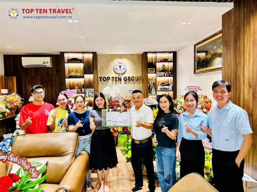 Phòng Đông Nam Á tặng hoa và chúc mừng sinh nhật Sếp
