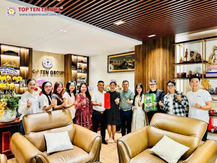 Các Trường Phòng Tour - Khối Kinh Doanh Tour tặng hoa và chúc mừng sinh nhật Sếp