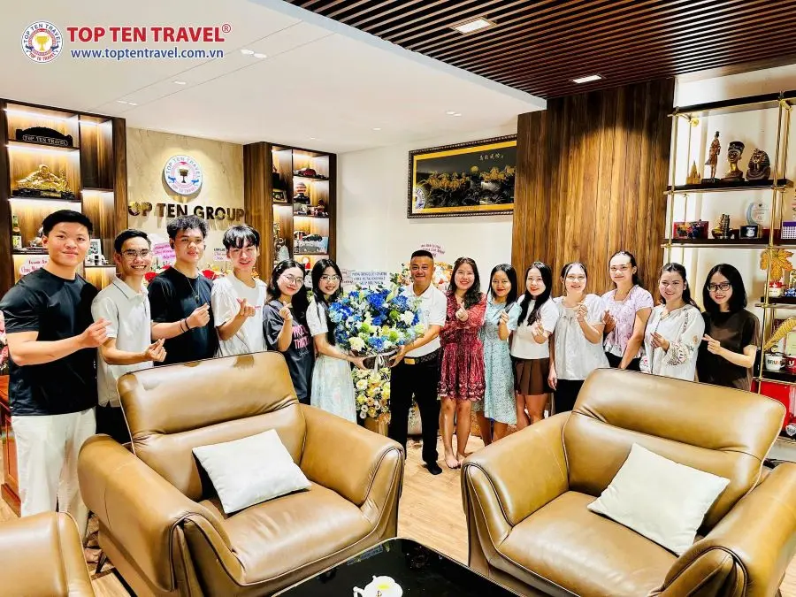 Phòng Trung Quốc tặng hoa và chúc mừng sinh nhật Sếp