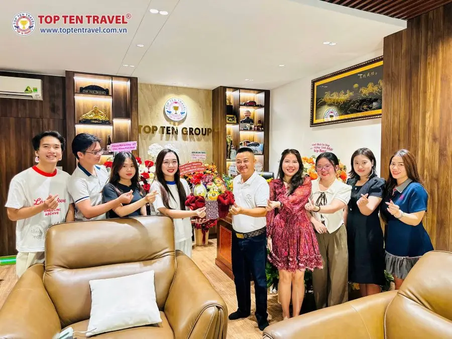 Phòng Đài Loan tặng hoa và chúc mừng sinh nhật Sếp