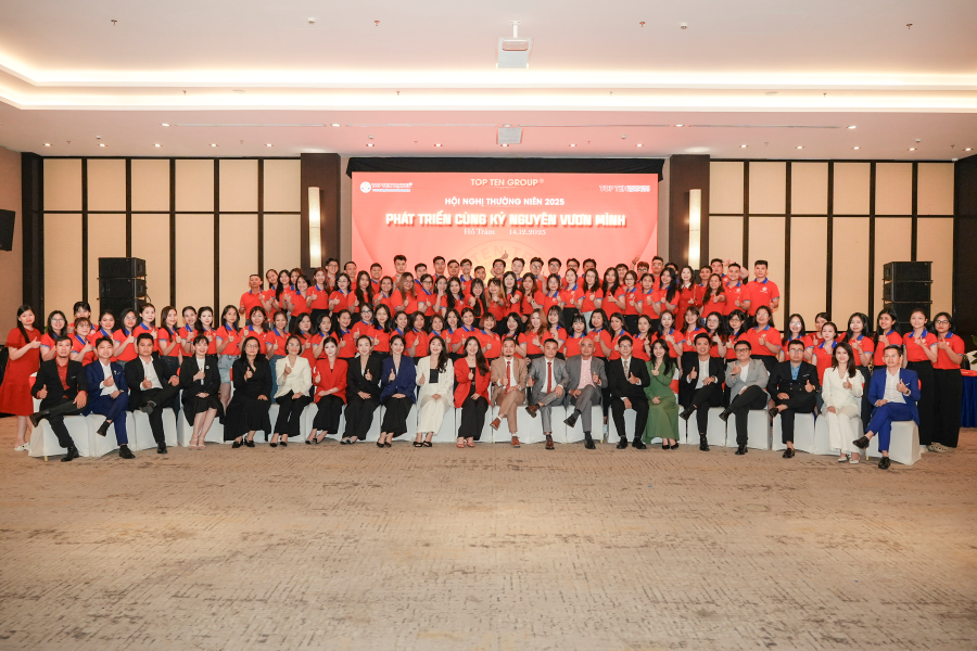 Tập thể Top Ten Travel chụp ảnh lưu niệm tại buổi hội nghị với chủ đề "Phát triển cùng kỷ nguyên vươn mình"