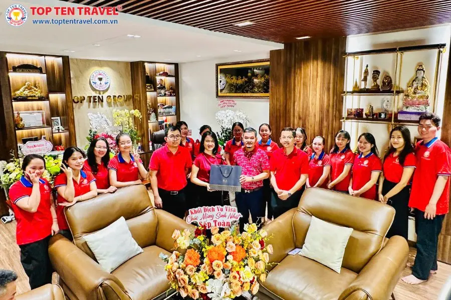 Phòng Điều Hành Visa tặng hoa và chúc mừng sinh nhật Sếp