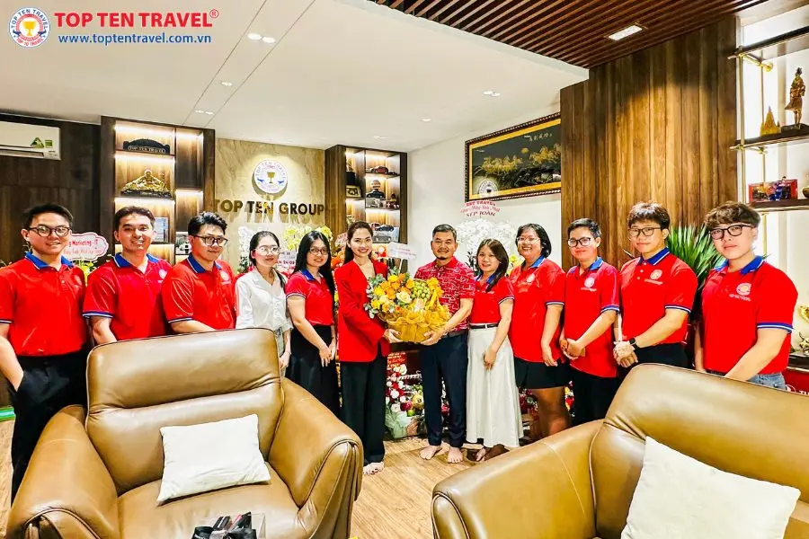 Phòng Hàn Quốc tặng hoa và chúc mừng sinh nhật Sếp