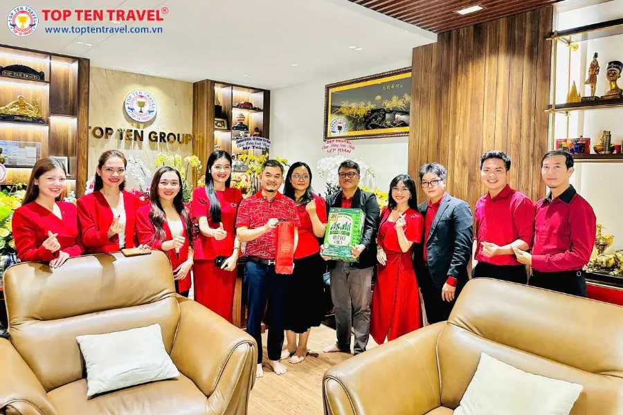 Các Trường Phòng Tour - Khối Kinh Doanh Tour tặng hoa và chúc mừng sinh nhật Sếp