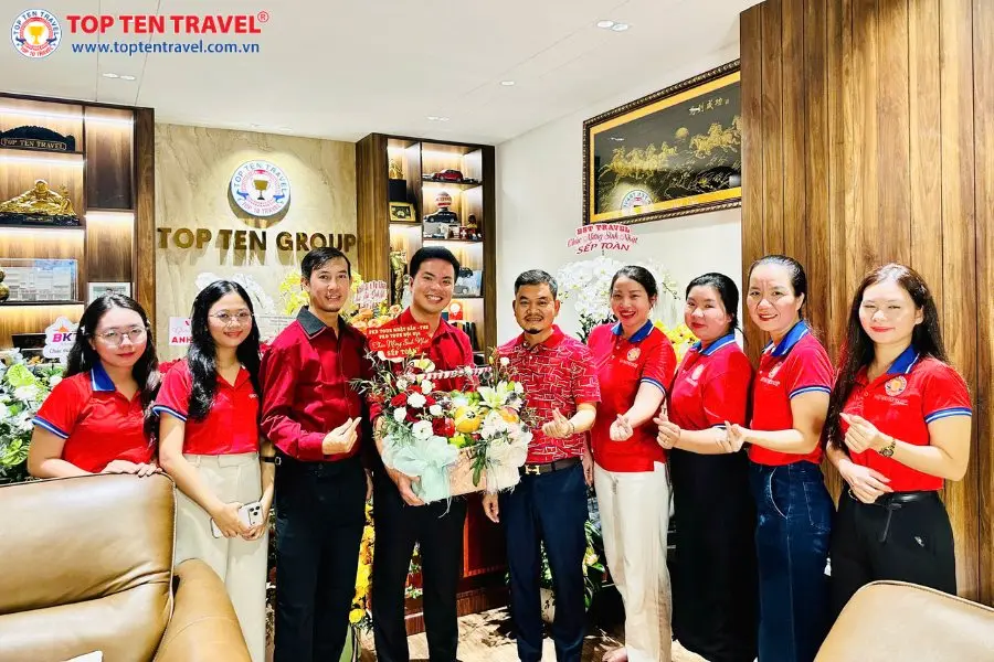 Phòng Nhật Bản tặng hoa và chúc mừng sinh nhật Sếp