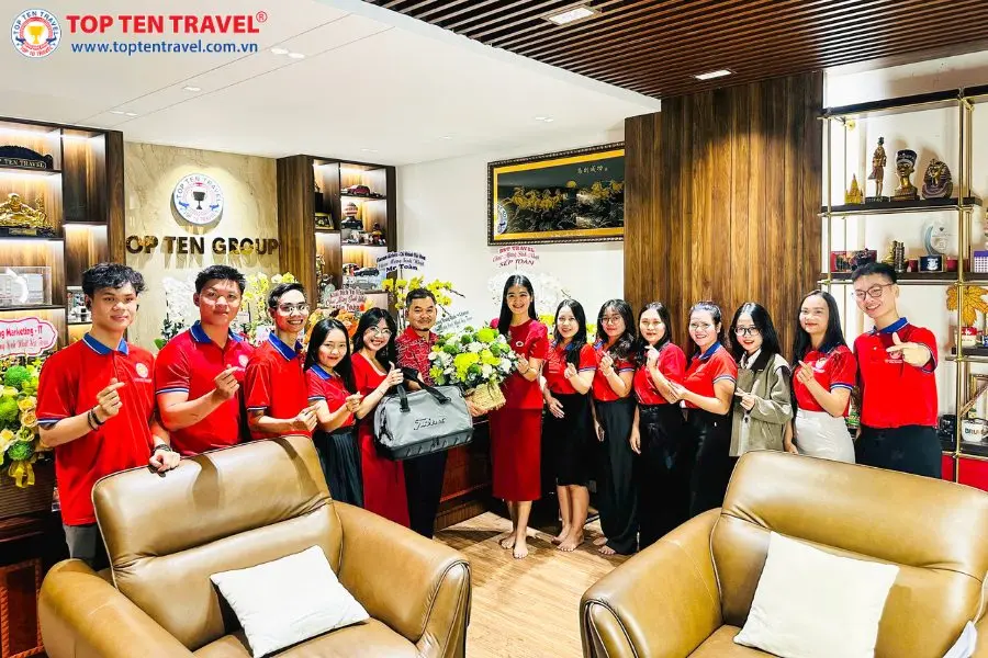 Phòng Trung Quốc tặng hoa và chúc mừng sinh nhật Sếp