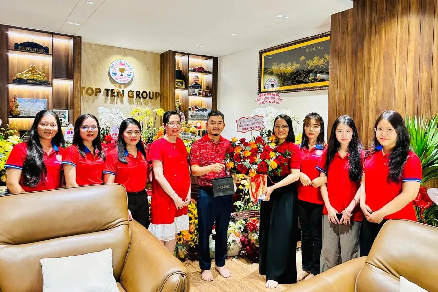 Phòng Kế Toán tặng hoa và chúc mừng sinh nhật Sếp