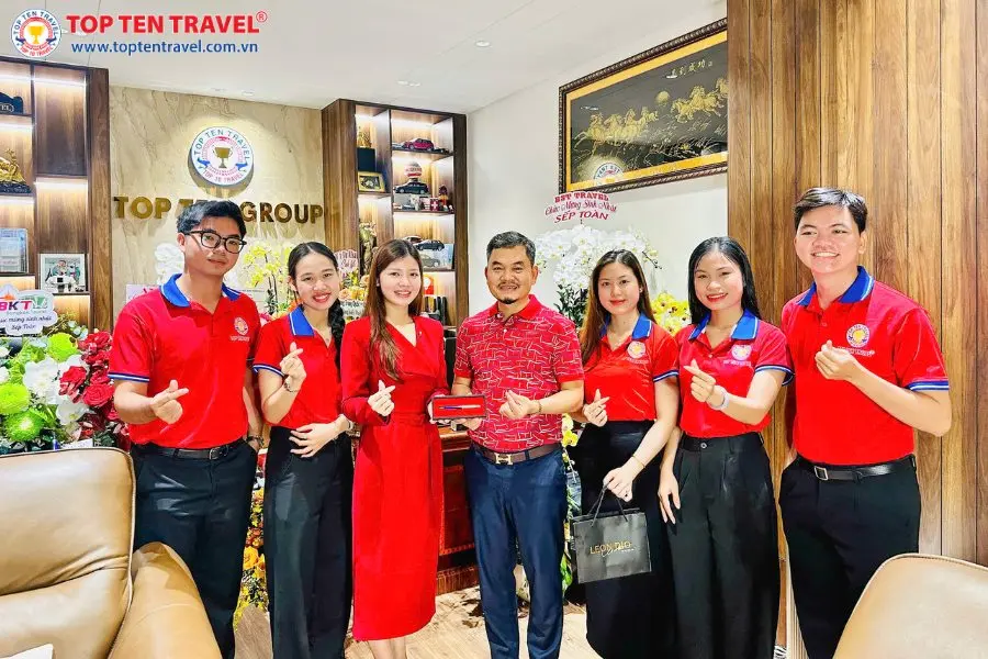 Phòng Đông Nam Á tặng hoa và chúc mừng sinh nhật Sếp