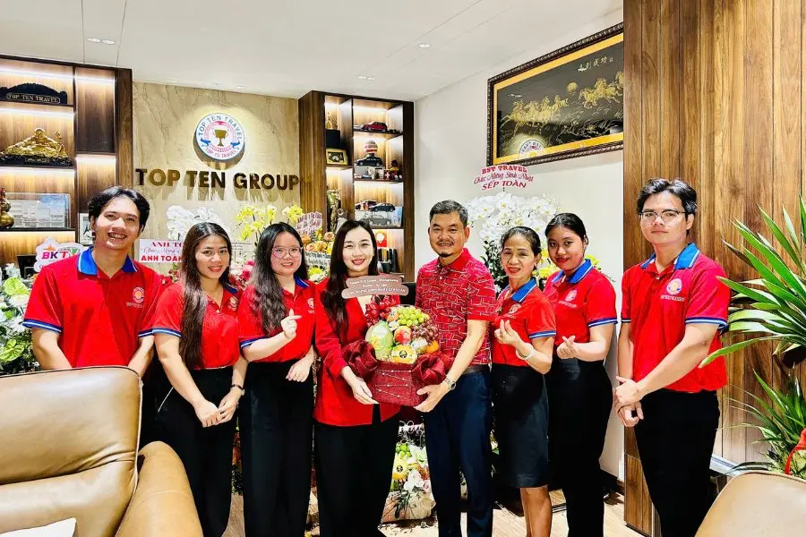 Phòng Đài Loan tặng hoa và chúc mừng sinh nhật Sếp
