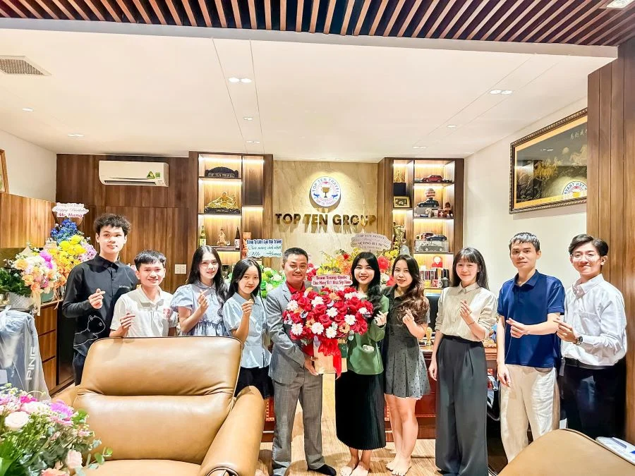 Phòng Trung Quốc tặng hoa và chúc mừng sinh nhật Sếp