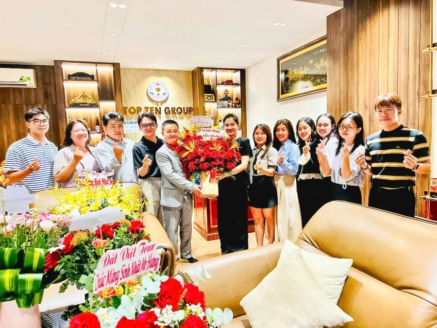 Phòng Hàn Quốc tặng hoa và chúc mừng sinh nhật Sếp