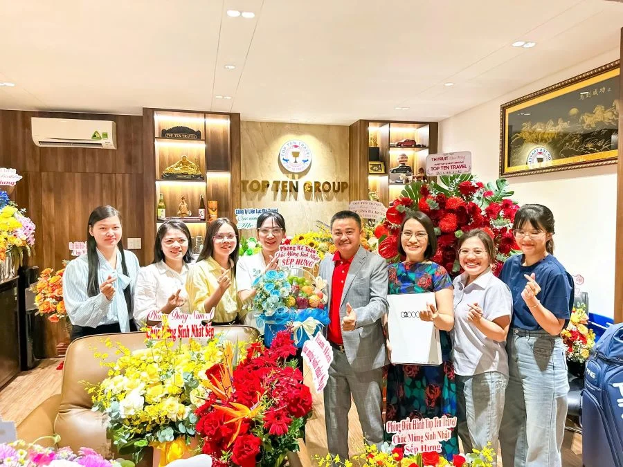 Phòng Kế Toán tặng hoa và chúc mừng sinh nhật Sếp