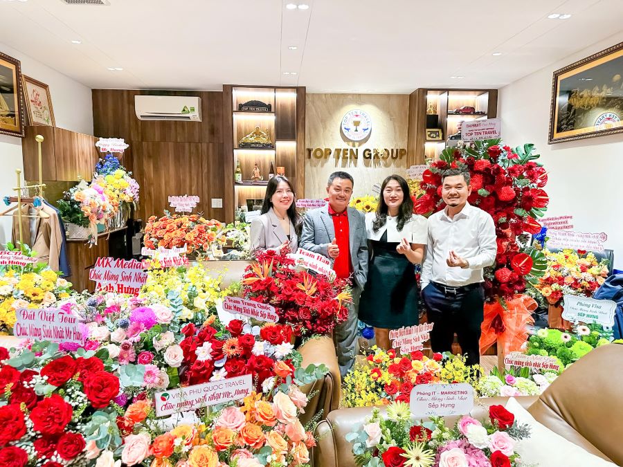 Không gian ngập tràn hoa tươi tại văn phòng làm việc của Ông Dương Bá Hưng