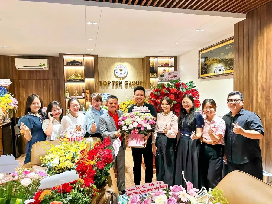 Phòng Nhật Bản tặng hoa và chúc mừng sinh nhật Sếp