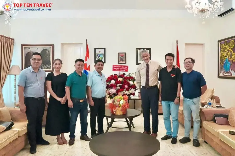 Đoàn Viện Khoa học Công nghệ và Nghiên cứu Giáo dục cùng đại diện các doanh nghiệp chụp ảnh lưu niệm với tân Tổng Lãnh sự Cuba tại TP.HCM
