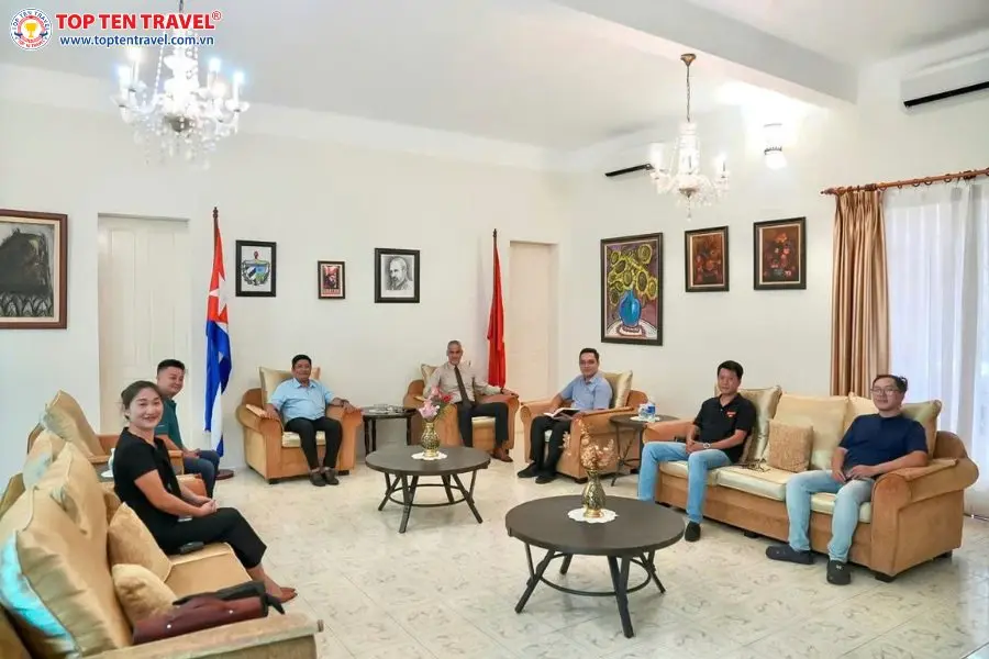 Không khí thân tình tại buổi gặp gỡ giữa Tổng Lãnh sự Cuba, lãnh đạo Viện Khoa học Công nghệ và Nghiên cứu Giáo dục cùng đại diện cộng đồng doanh nghiệp Việt Nam