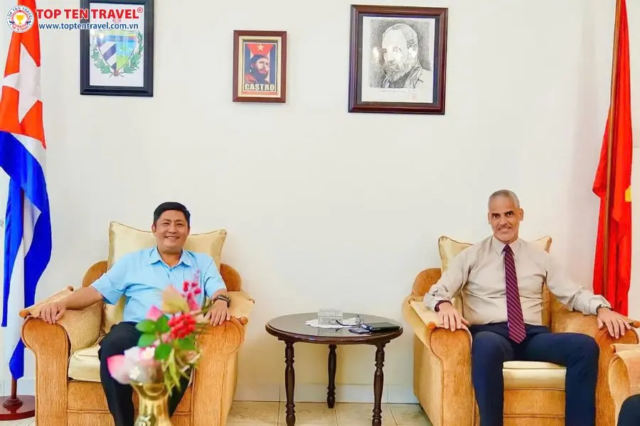 Tiến sĩ Mauricio Alejandro Martínez Duque – Tổng Lãnh sự Cộng hòa Cuba tại TP.HCM và ông Phạm Văn Lịch – Phó Viện trưởng thường trực Viện Khoa học Công nghệ và Nghiên cứu Giáo dục tại buổi gặp gỡ