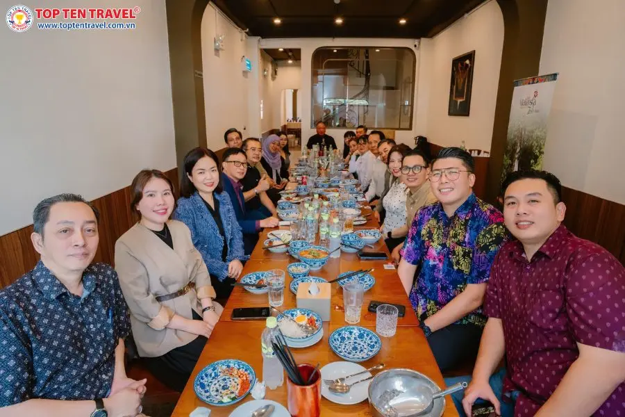 Bức ảnh lưu niệm cùng lãnh đạo và các đại biểu ngành Du lịch Malaysia tại buổi gặp gỡ ngày 04/10/2026