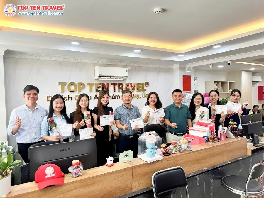 Đội ngũ Ban Lãnh Đạo Cấp Cao Top Ten Travel trao tặng hoa và quà cho phái đẹp nhân dịp 20/10