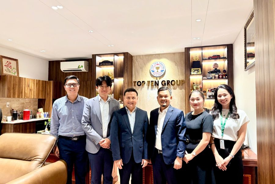 Ông Nguyễn Văn Toàn – Chủ Tịch Top Ten Travel chụp ảnh lưu niệm cùng đại diện Saudia Airlines