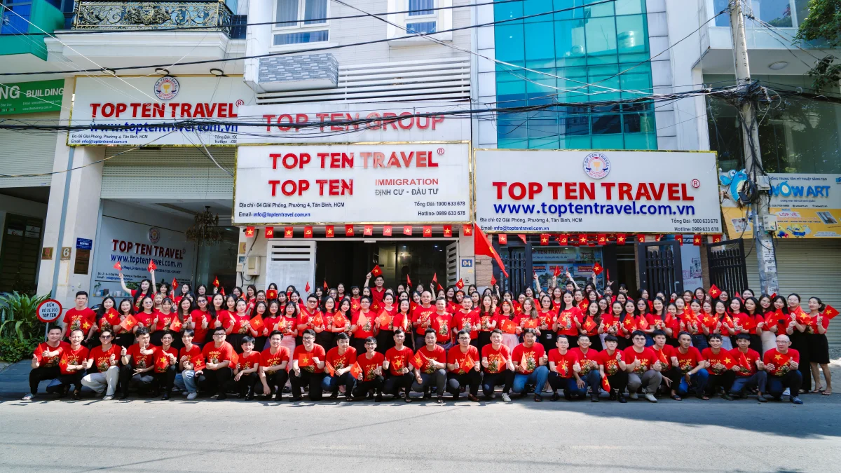 Tập thể Cán Bộ Nhân Viên Top Ten Travel khoác lên mình màu áo đỏ trong hoạt động kỷ niệm 50 năm Giải Phóng Miền Nam