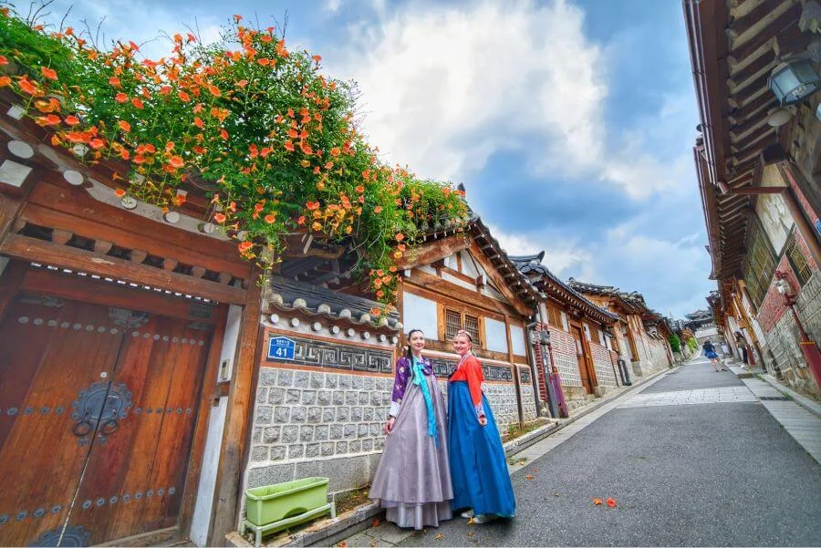 Bạn có thể thuê hanbok và chụp những bức ảnh tuyệt đẹp trong khung cảnh cổ kính của ngôi làng này nhé!