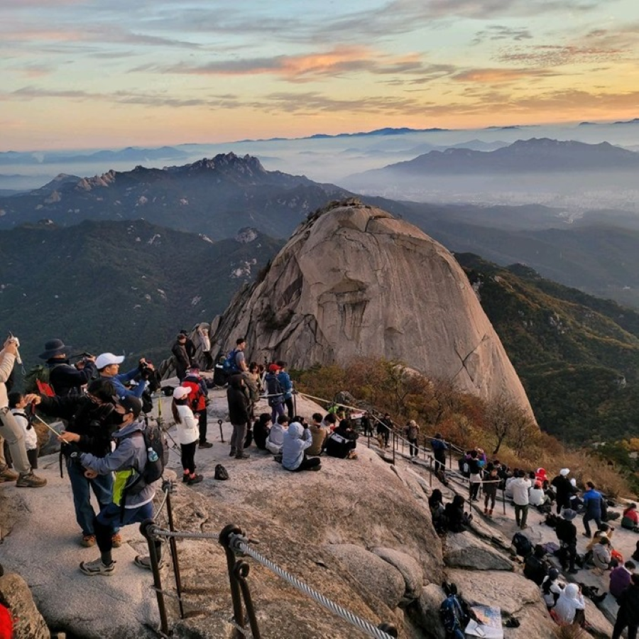 Núi Bukhansan không chỉ là ngọn núi cao nhất mà còn là một trong những điểm đến trekking được yêu thích nhất tại Hàn Quốc