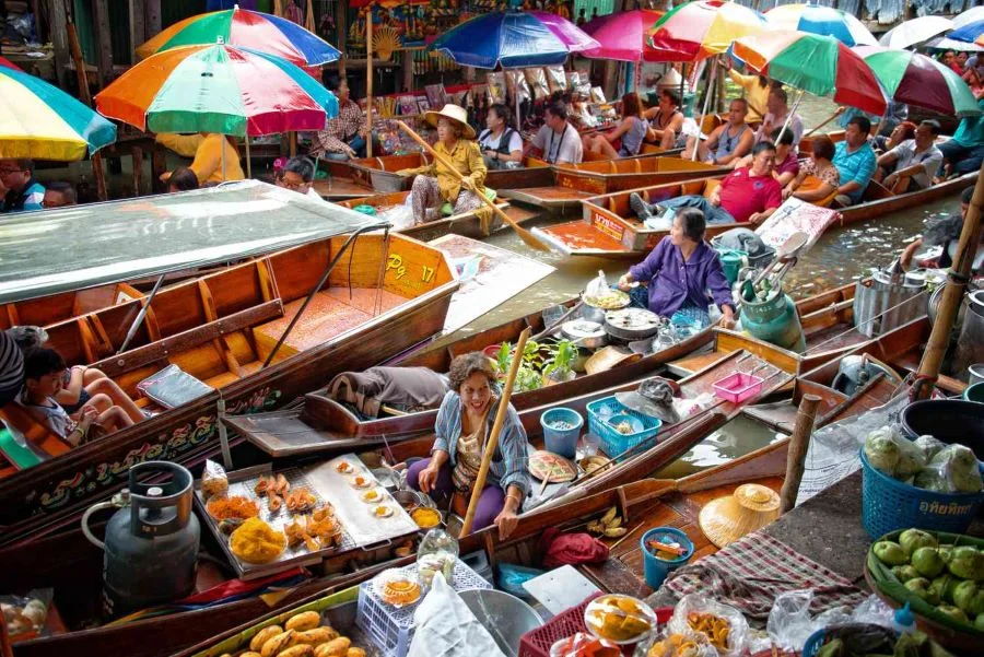 Khung cảnh tấp nập tại Damnoen Saduak