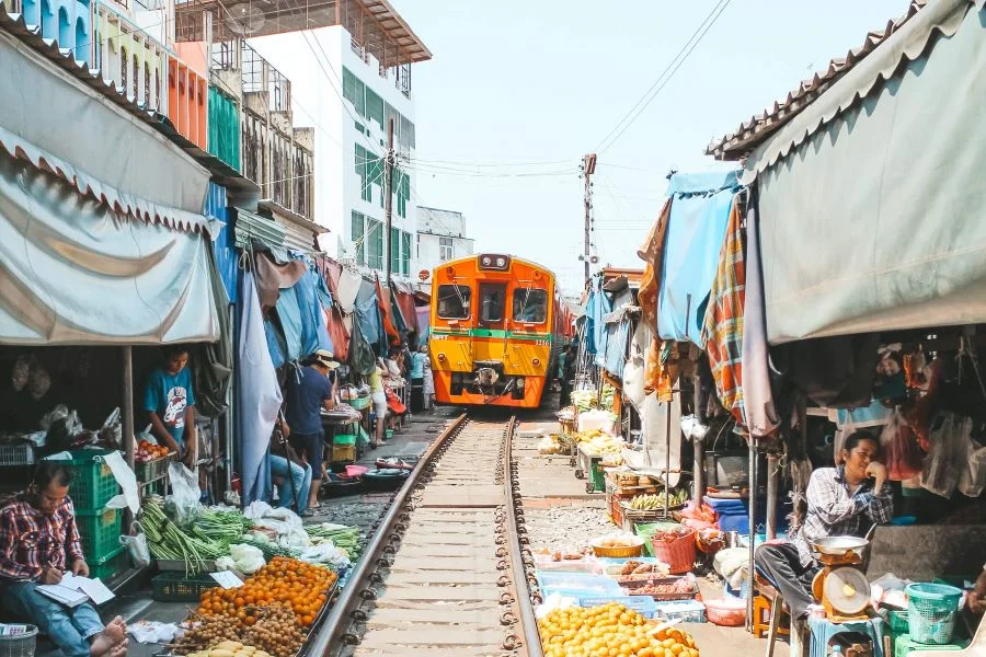 Các chuyến tàu đi qua khu chợ có vận tốc rất chậm để đảm bảo an toàn