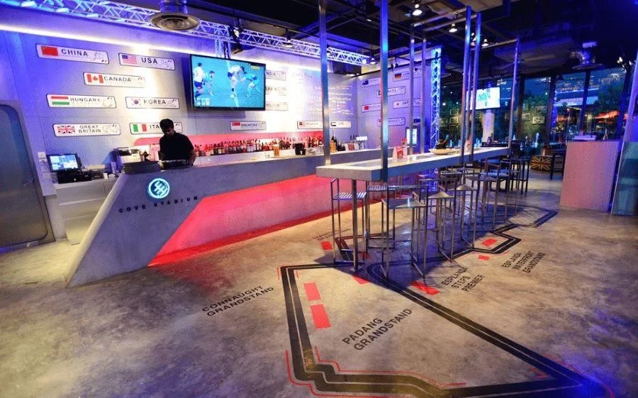Sport Bar sở hữu không gian bên trong cũng sang trọng hơn với đồ nội thất sang trọng và thiết kế ánh sáng lãng mạn.