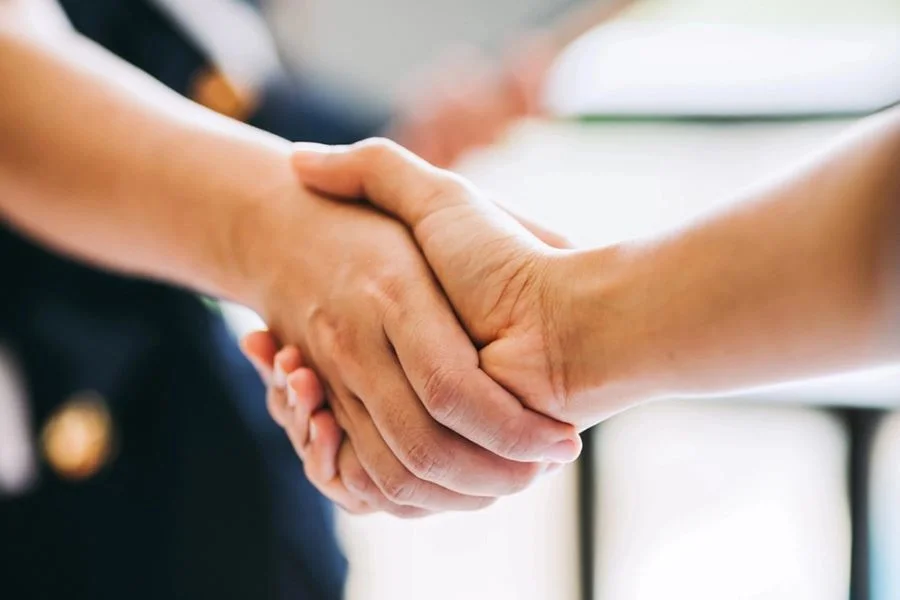 Việc bắt tay của người lạ được xem là một hành động bất lịch sự tại Malaysia