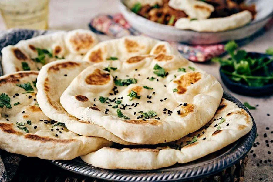 Naan là một loại bánh nướng truyền thống của người dân Ấn Độ