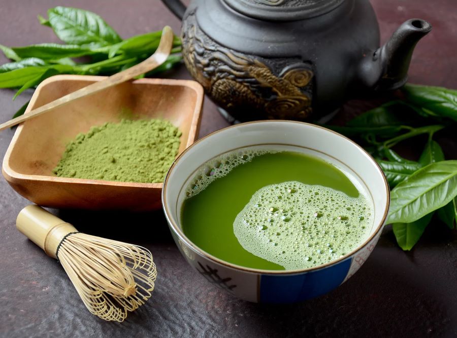 Bột Matcha có mùi thơm dịu êm đặc trưng, vị đắng nhẹ, hậu ngọt, không bị chát