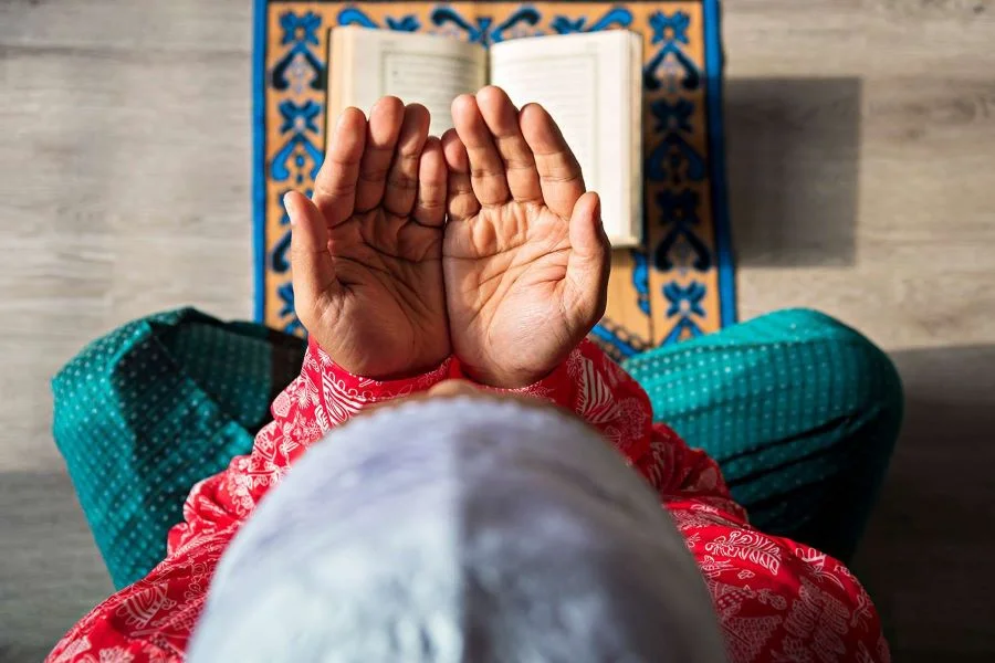 Người Hồi giáo còn đọc kinh, cầu nguyện, làm thiện nguyện, hành hương tới Mecca,...