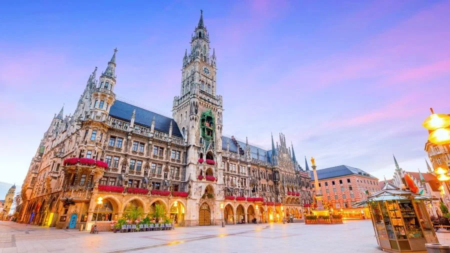 Quảng trường Marienplatz được mệnh danh là “trái tim của thành phố Munich” là một trong những quảng trường lớn và hoành tráng nhất trên thế giới