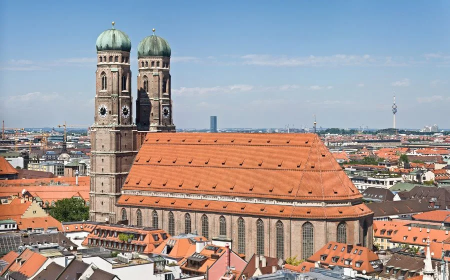 Nhà thờ Frauenkirche là một trong những công trình kiến trúc cổ nổi bật với lối kiến trúc Gothic cực kỳ tinh xảo và độc đáo