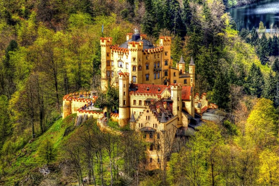 Lâu đài Hohenschwangau nằm hoàn toàn trên một ngọn núi, xung quanh là quang cảnh thiên nhiên đầy ngoạn mục 
