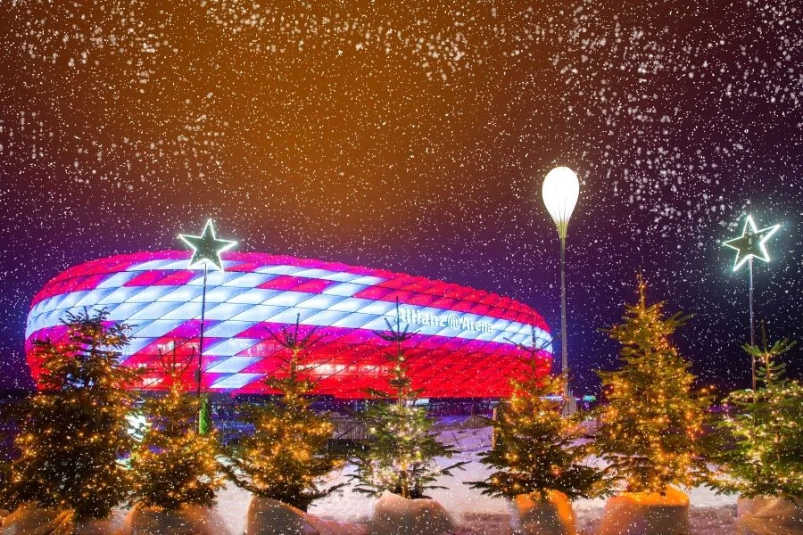 Với hàng ngàn viên đèn LED có thể tự động thay đổi màu sắc, Allianz Arena hệt như một bức tranh ánh sáng vô cùng lộng lẫy và ấn tượng