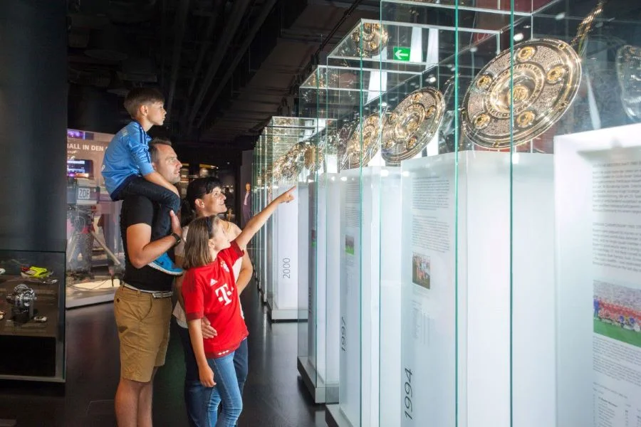 Allianz Arena còn là điểm đến thu hút lượng lớn du khách và các tín đồ túc cầu giáo ghé thăm mỗi năm