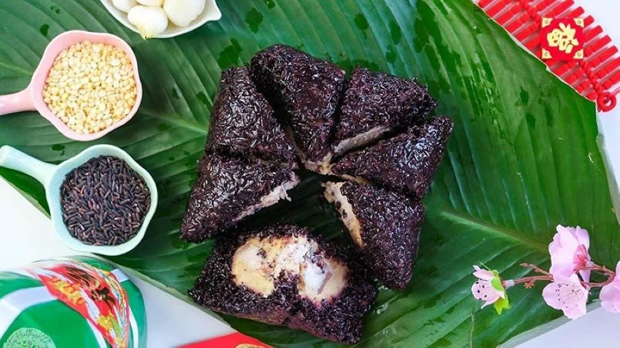 Bánh chưng đen Hà Giang mang hương vị mềm mại, béo bùi hấp dẫn
