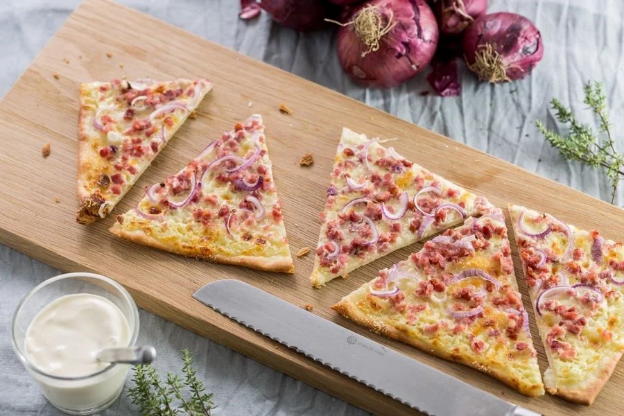 Flammkuchen - dạng bánh pizza đặt biệt của Đức