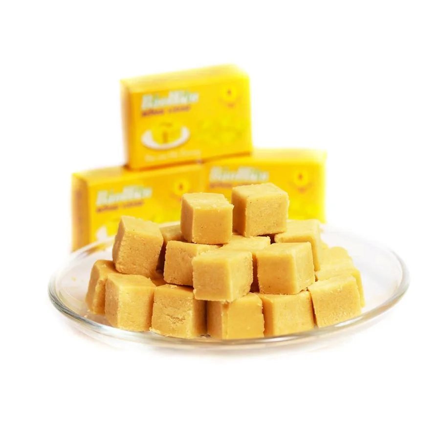 Bánh đậu xanh Hải Dương có vị béo bùi nhẹ, ngọt thanh và cực kỳ thơm, chỉ cần bỏ vào miệng là tan ngay lập tức 