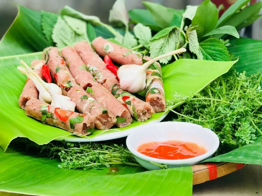 Nem chua Thanh Hóa có vị chua nhẹ, thường được chấm kèm với tương ớt cay nồng