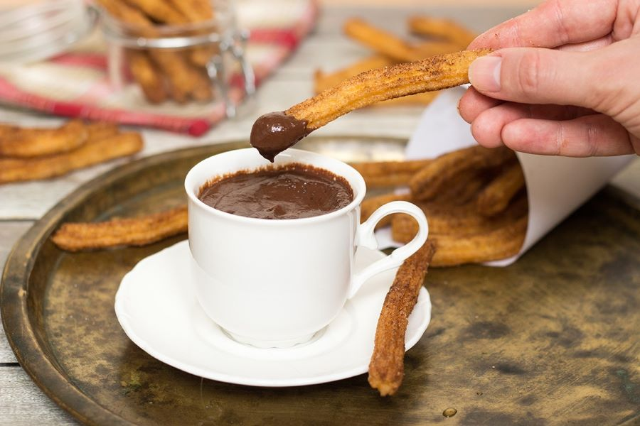 Socola nóng hổi và bánh Churros là bữa ăn sáng điển hình của người dân Tây Ban Nha