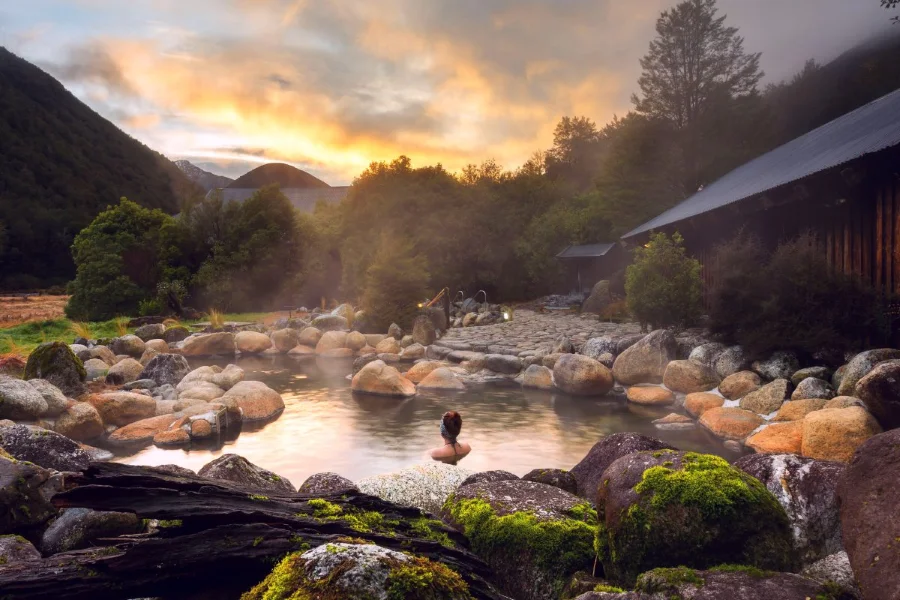 Tắm Onsen là cách tuyệt vời để xua tan đi mọi căng thẳng, mệt mỏi sau những ngày dài làm việc