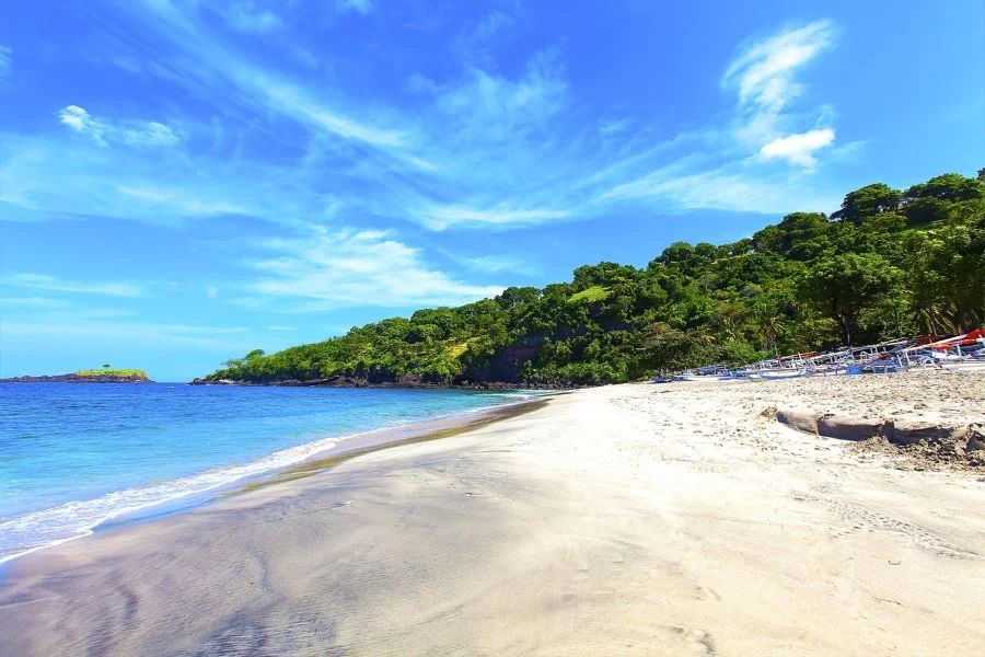 Làn nước màu xanh ngọc tươi mát tại Bãi biển Pasir Putih