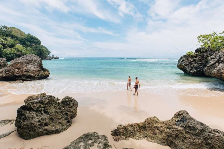 Bãi biển Padang Padang được bao quanh bởi những vách đá và san hô