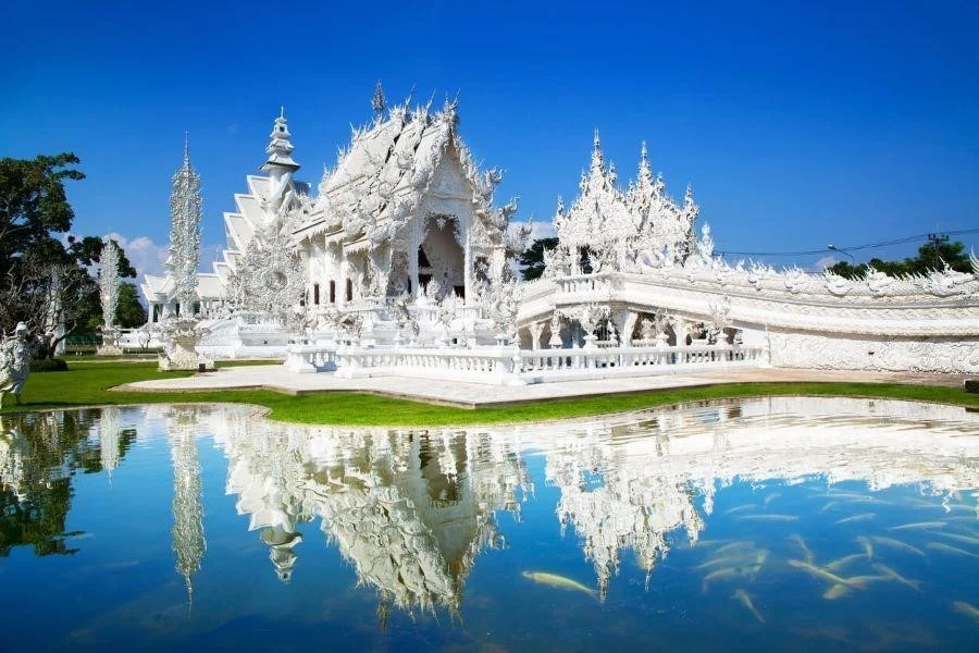 Chùa Trắng - điểm tham quan tâm linh sở hữu nhiều họa tiết trang trí hiện đại