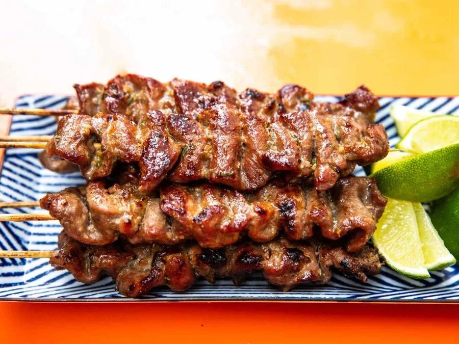 Thịt heo nướng xiên que là món ăn rất phổ biến trên đường phố Thái Lan