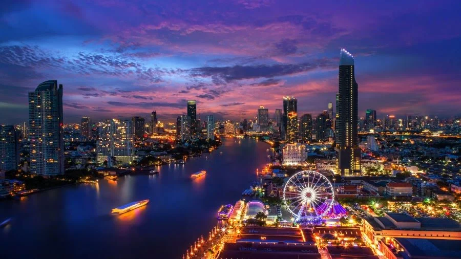 Thành phố Bangkok lộng lẫy ánh đèn màu khi màn đêm buông xuống